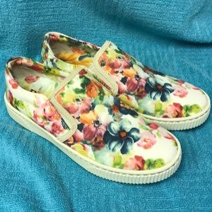 BORN brand new never worn Floral Canvas shoes